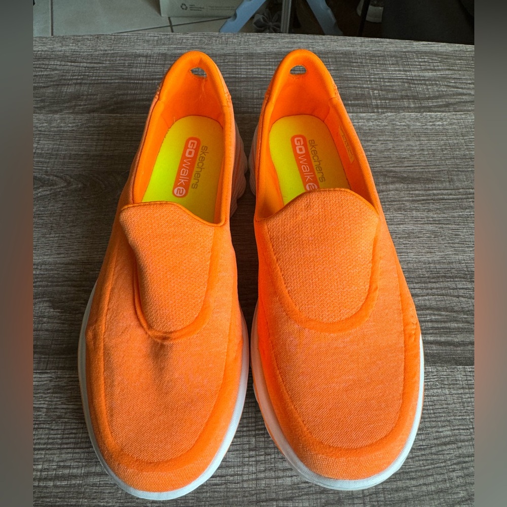 Sketchers Go Walk 2 Shoes
